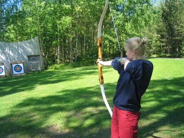 Jousiammuntaa virkistyspäivässä